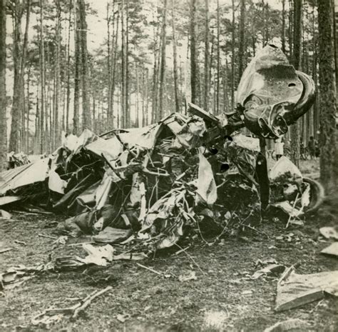 Nežinomas XX a. I p. fotografas, lėktuvo „Lituanica“ nuolaužos katastrofos vietoje 1933 m. Lietuvos aviacijos muziejaus eksponatas.