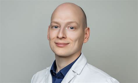 Gydytojas matuoja kūdikio galvos apimtį