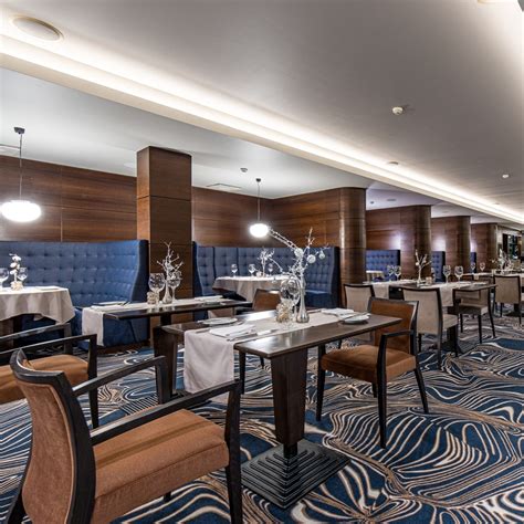 šeimos vakarienė prabangiame restorane