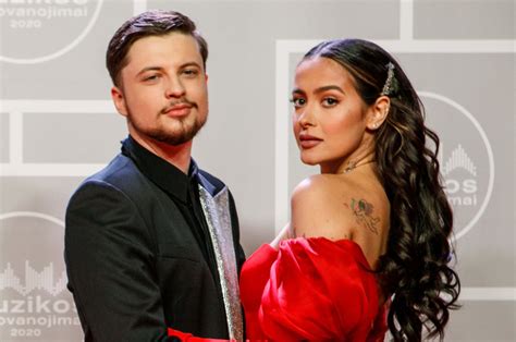 Karolina Meschino su gimtadienio tortu ir žvakutėmis