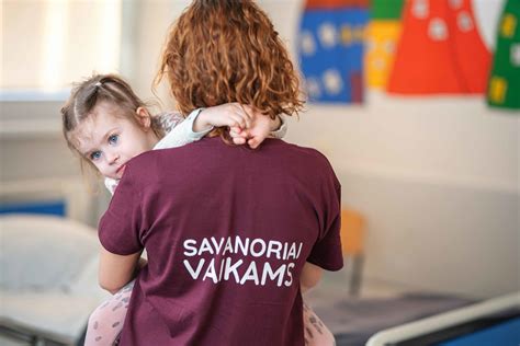 Savanoriai, žaidžiantys su vaikais ligoninėje