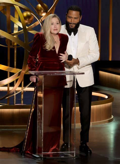 Christina Applegate 2024 metų Emmy apdovanojimuose su dukra