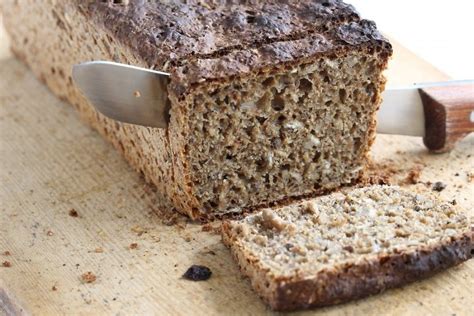 vaikas su duonos rieke