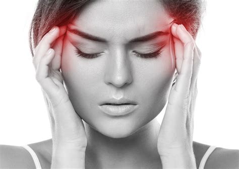 nėščioji laikosi už galvos, patirianti galvos skausmą