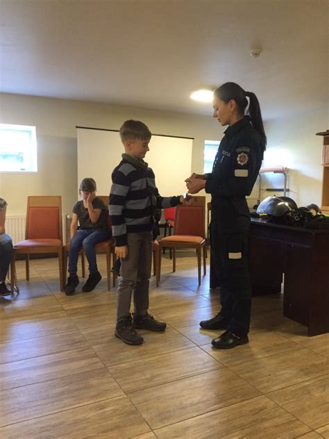 Vaikų grupė su policijos uniformomis ruošiasi užduočiai