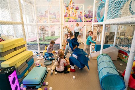 Vaikai linksmai žaidžia spalvingame žaidimų kambaryje