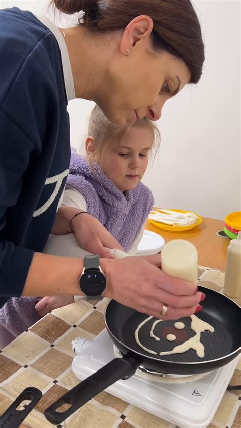 Vaikai kepa picas kulinarijos vakarėlyje