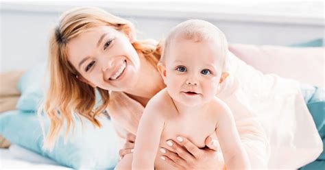 Mama su vaiku namuose žiūri knygeles