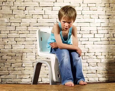 Vaikas su dėmesio stokos sutrikimu (ADHD) bandantis susikaupti mokykloje