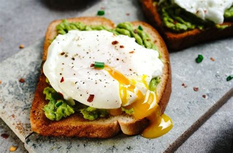 Avokado puselės su keptu kiaušiniu orkaitėje