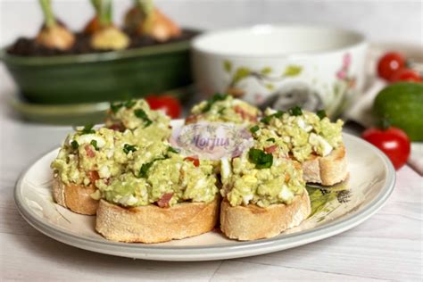 Avokado ir kiaušinių užtepėlė ant skrebučio