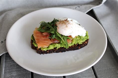 Sumuštinis su lašiša, avokadu ir skysto trynio kiaušiniu