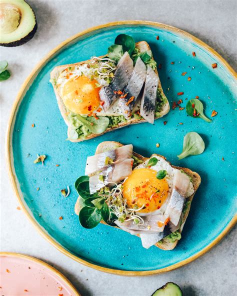 Skrebučiai su plaktais kiaušiniais, avokadu ir čili aliejumi