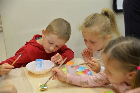 vaikai atlieka eksperimentus su gamtos elementais