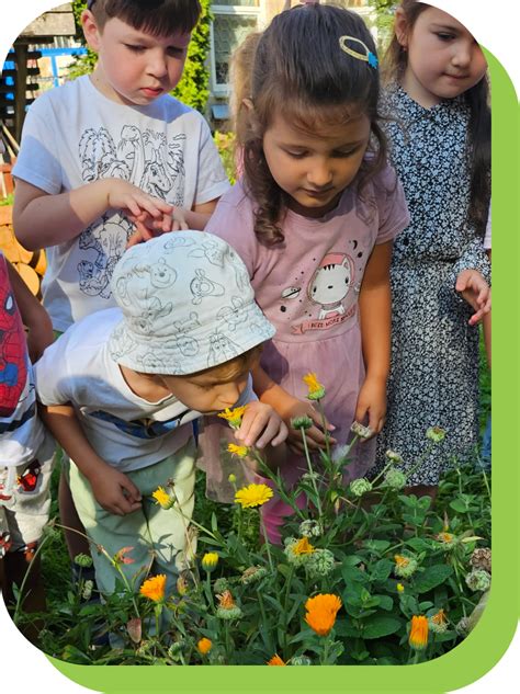 vaikai stebi augalų augimą atliekant eksperimentą