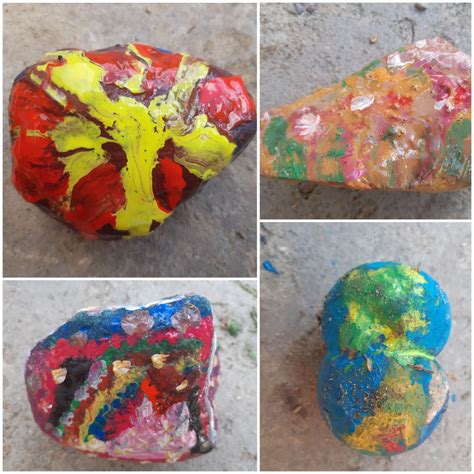 Vaikai piešia ant akmenukų su flomasteriais