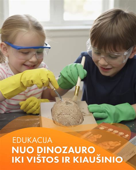 Vaikas kasantis dinozauro kiaušinį