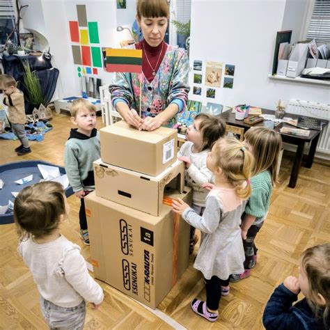 vaikai statantys pilį iš pagalvių