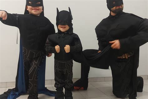 Vaikas apsirengęs superherojaus kostiumu