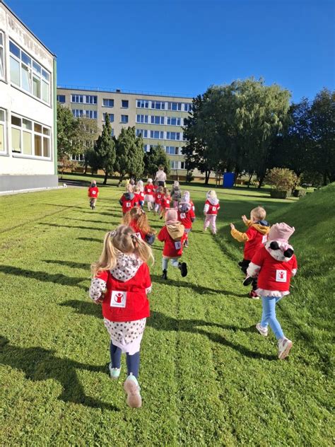 Vaizdas, iliustruojantis draugystę ir žaidimus lauke