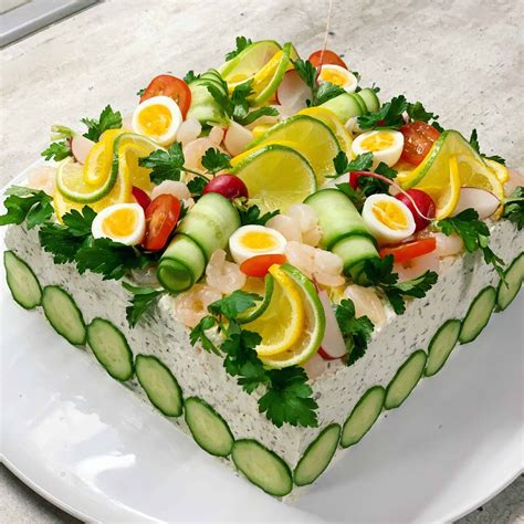 Sumuštinių tortas dekoruotas daržovėmis
