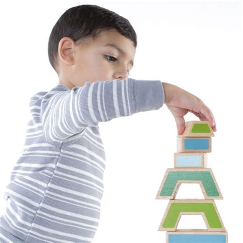 vaikas dėliojantis medines kaladėles