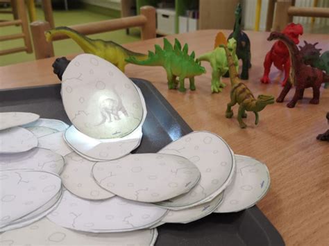 Vaikai kasinėja ledinius dinozaurų kiaušinius