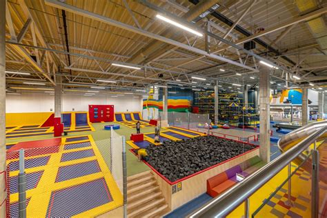 Vaikai šokinėja „Skypark Vilnius“ batutų parke