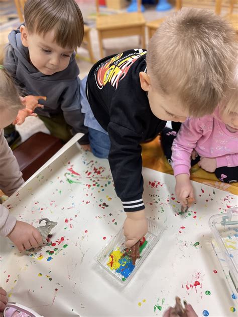 vaikai mokosi žaisdami dėlionę