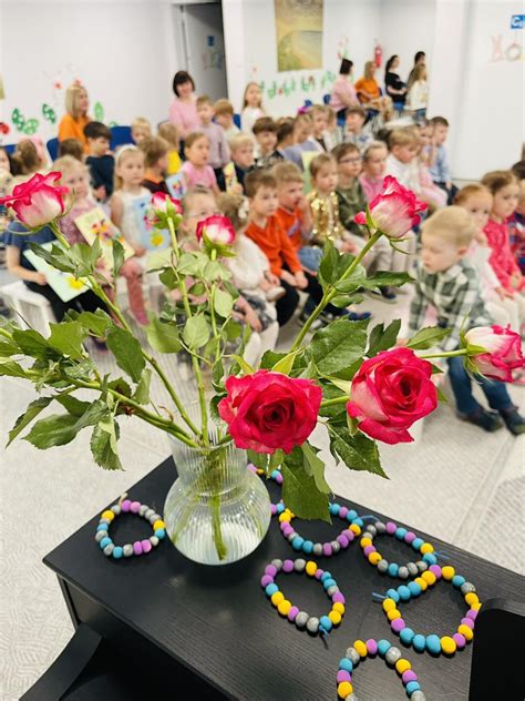 vaikai dovanoja gėles mokytojai