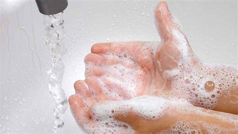 Vaiko rankos prieš valgį plaunamos