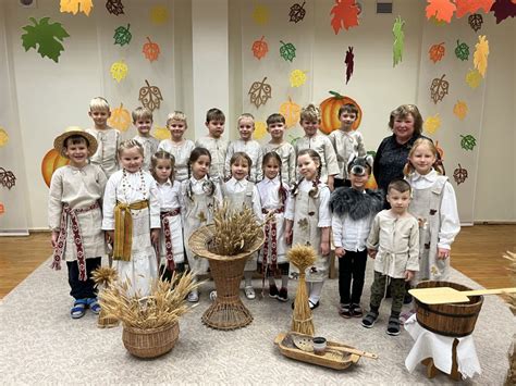 Vaikai šoka lietuvių liaudies šokį