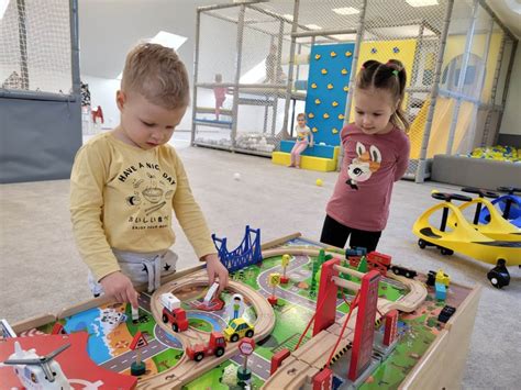 vaikai aktyviai žaidžia žaidimų kambaryje