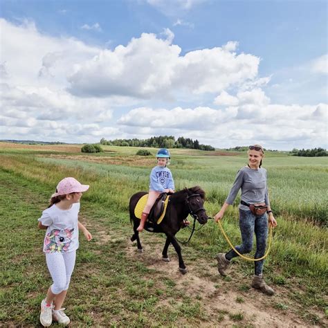 savanoriai bendraujantys su vaikais lauke
