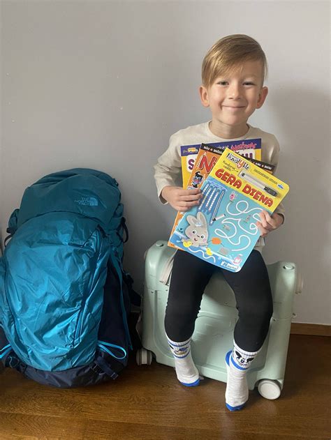 Vaikas ryja orą valgydamas iš buteliuko