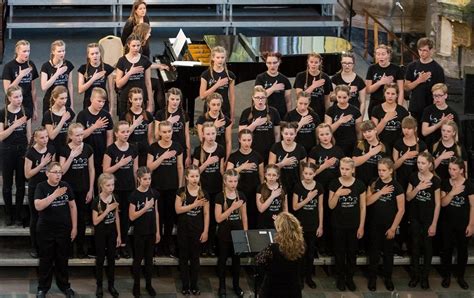 vaikų choras dainuoja kalėdines dainas