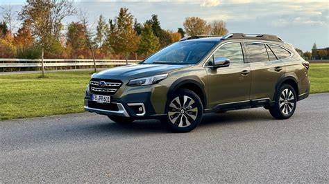 „Subaru Outback“ sunkiai pravažiuojamame kelyje
