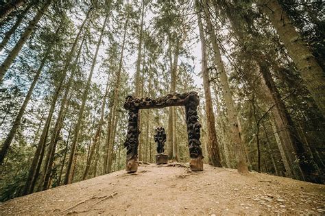 Raganų kalno medinės skulptūros