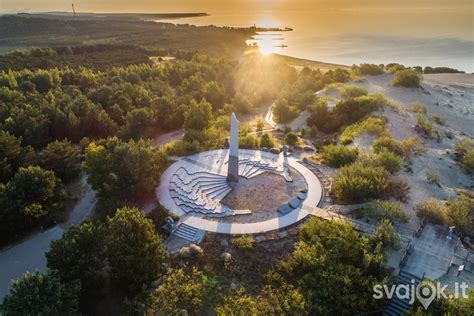 Parnidžio kopos panorama su saulės laikrodžiu