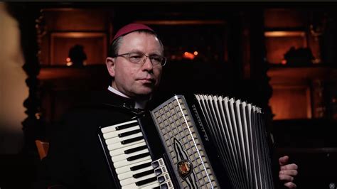 Jauno Viktoro Malinausko su akordeonu nuotrauka