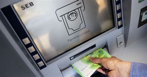Rankos, perduodančios pinigus, simbolizuojančios auką