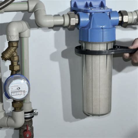 Vandens filtravimo sistema su aktyvuotos anglies filtru