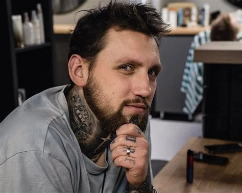 Vyras besiruošiantis skustis barzdą