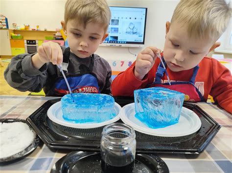 Vaikai dalyvauja STEAM veiklose