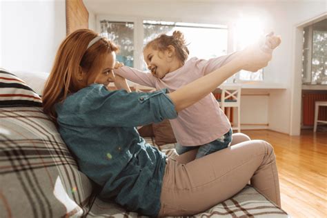 vaikas su skaudančia gerkle ir mama