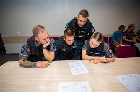 Vaikai policijos pareigūnų uniformose