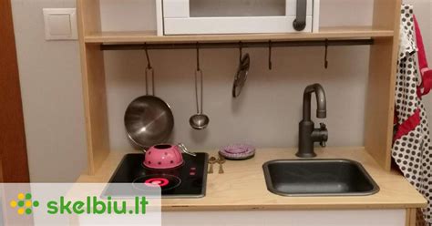 vaikas žaidžia su IKEA vaikiška virtuvėle