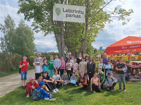 Vaikai, tyrinėjantys gamtą Trakų Vokės parke