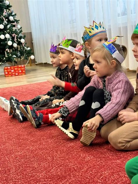 Vaikai švenčia Trijų Karalių šventę darželyje