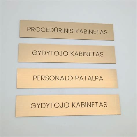 Vaikas su tėvais prie psichologės kabineto durų